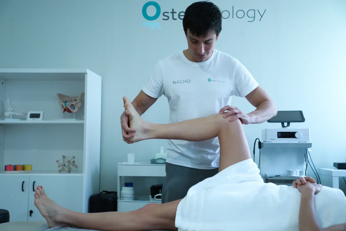 Sala de fisioterapia con ecógrafo y modelos anatómicos